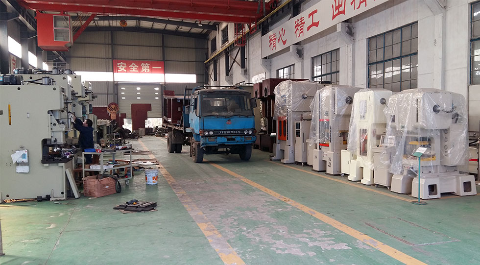 氣動(dòng)沖床生產(chǎn)