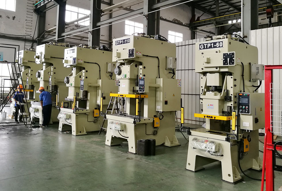 辦公室人員助力沖床生產(chǎn)